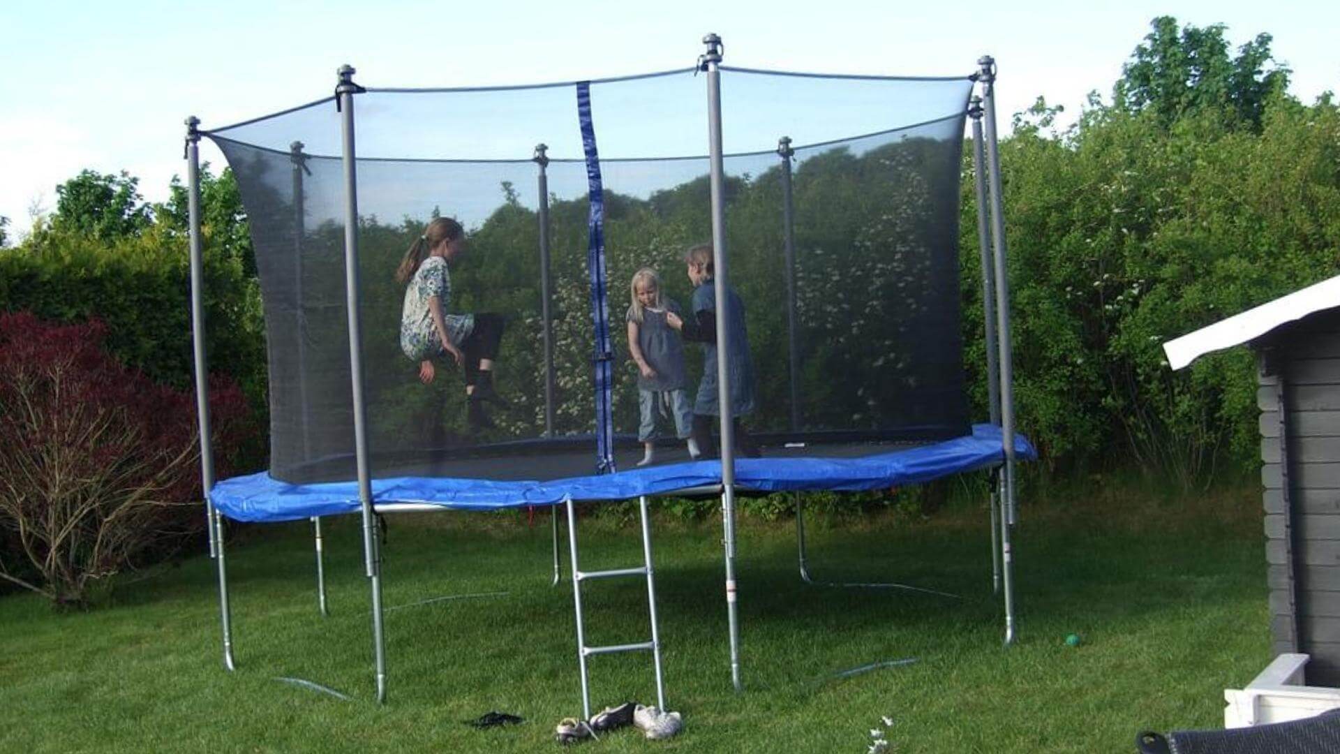 How To Put A Trampoline Together (Set Up in 6 Easy Steps)