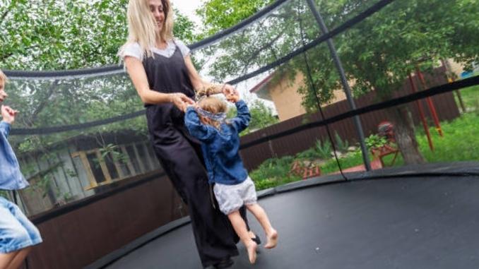 How To Disassemble a Trampoline (6 Steps To Do It)